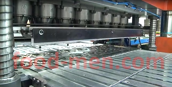Imagen 1 de la línea de máquinas de fabricación para tapas de pelar fácil: Punzonadora CNC de matrices múltiples de doble hilera